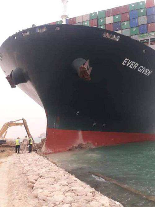 Et massivt containerskib satte sig fast i Suez-kanalen og blokerede al trafik i den vigtige vandvej